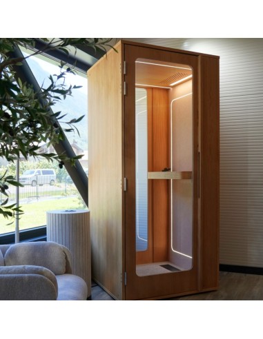 Cabine acoustique individuelle Haven One en bois, style scandinave, installée dans un bureau moderne