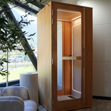 Cabine acoustique individuelle Haven One en bois, style scandinave, installée dans un bureau moderne