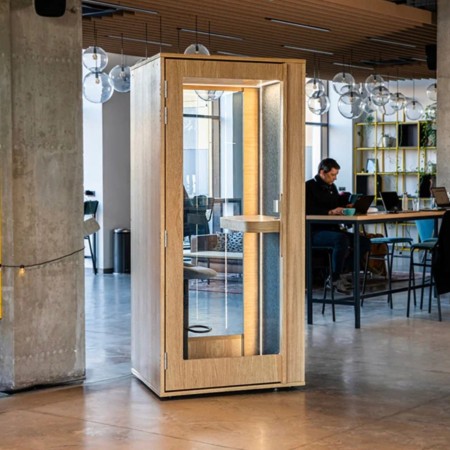 cabine acoustique individuel Haven one en bois pour appels téléphoniques dans un espace de coworking moderne