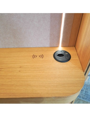 Tablette en chêne avec prise, USB et charge sans fil de la cabine Haven One