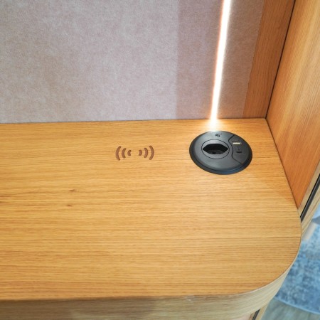Tablette en chêne avec prise, USB et charge sans fil de la cabine Haven One