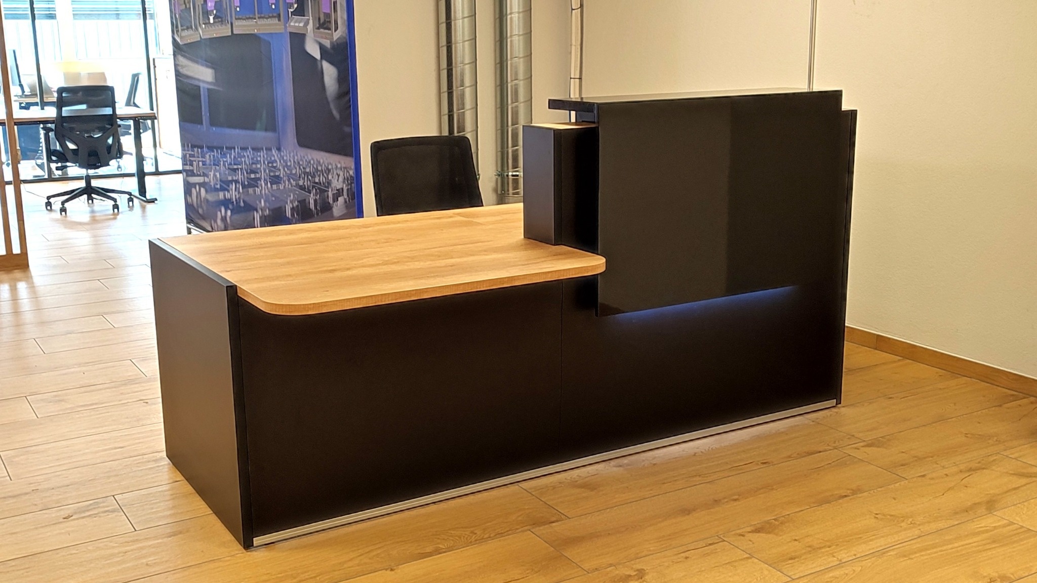 Open space d’entreprise en Suisse avec bureaux assis debout et postes de travail ergonomiques