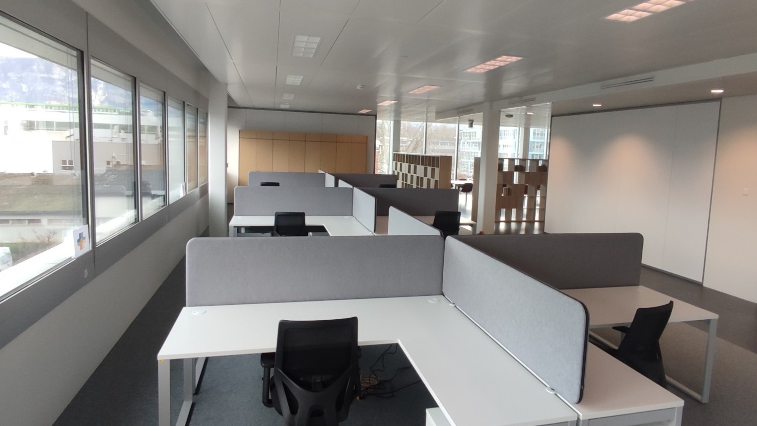 Poste de travail ergonomique en Suisse avec bureau assis debout pour le télétravail