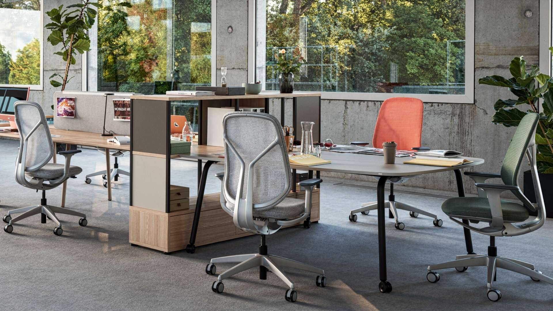 Open space moderne avec chaises de bureau ergonomiques réglables autour de postes de travail illustrant le choix d’une chaise de bureau ergonomique