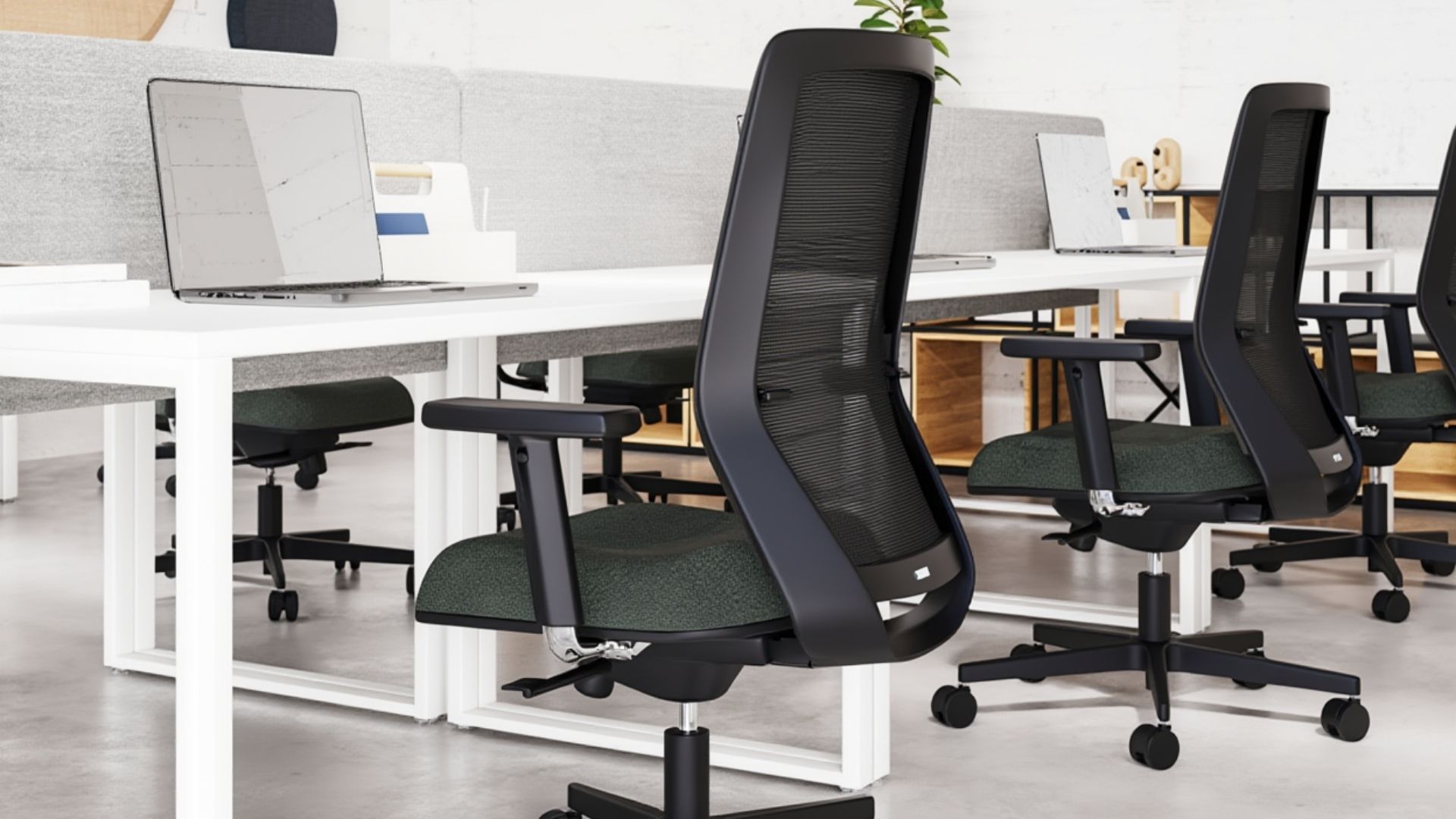 Open space professionnel en Suisse avec chaises de bureau ergonomiques réglables installées sur des postes de travail modernes en entreprise