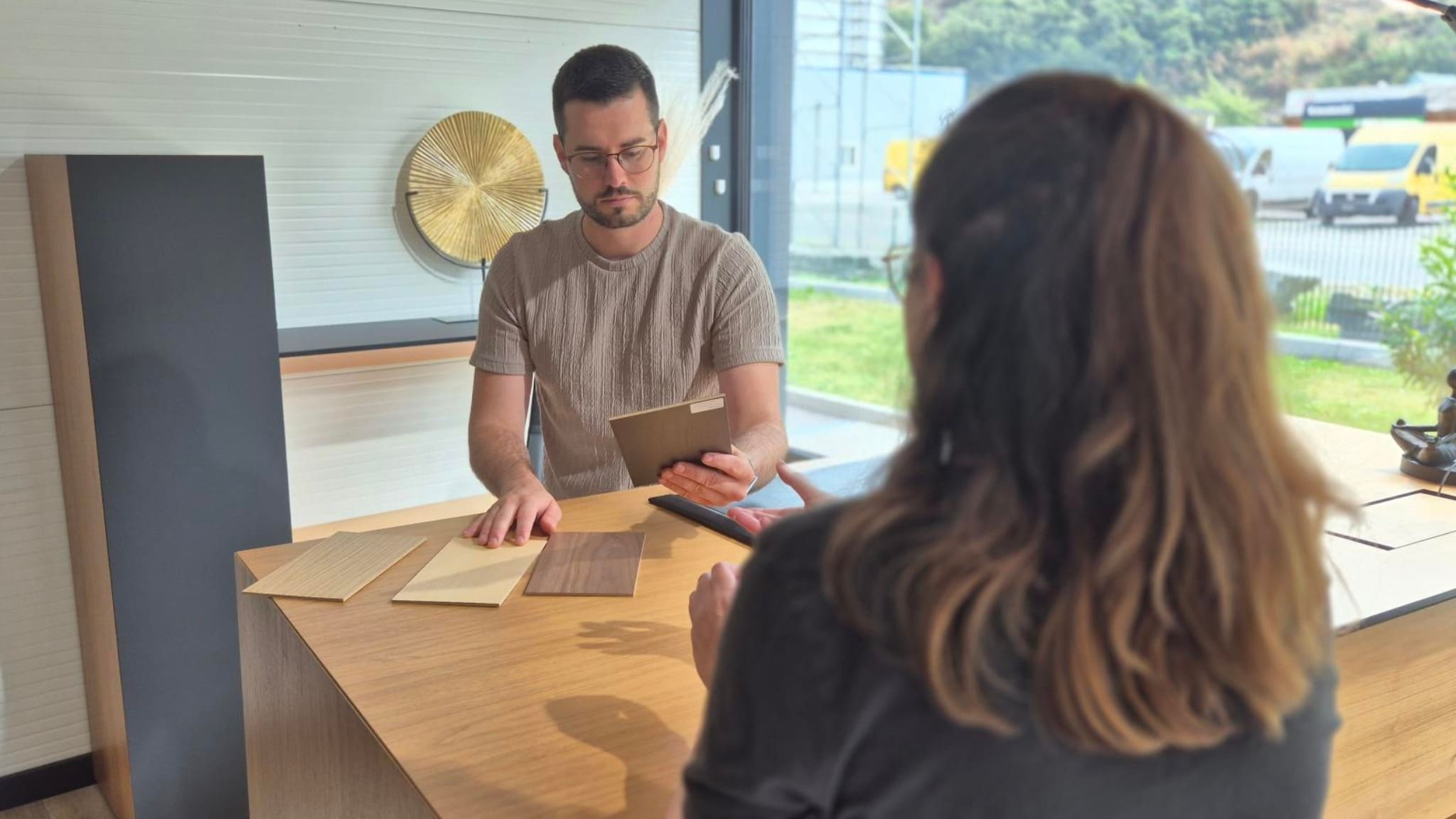 Conseil personnalisé en showroom monbureau en Valais pour choix de mobilier professionnel