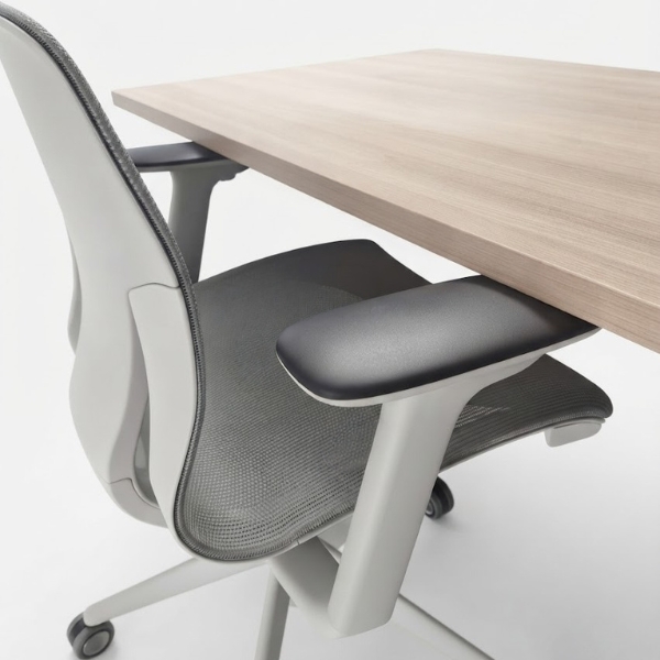 Bureau assis-debout Move-Up avec protection anti-collision détectant une chaise de bureau lors de la descente